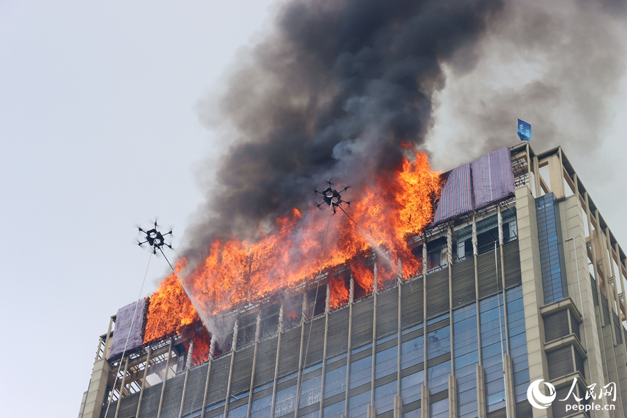 消防無人機(jī)在福州高新區(qū)130米高空滅火演練。人民網(wǎng) 謝星宇攝