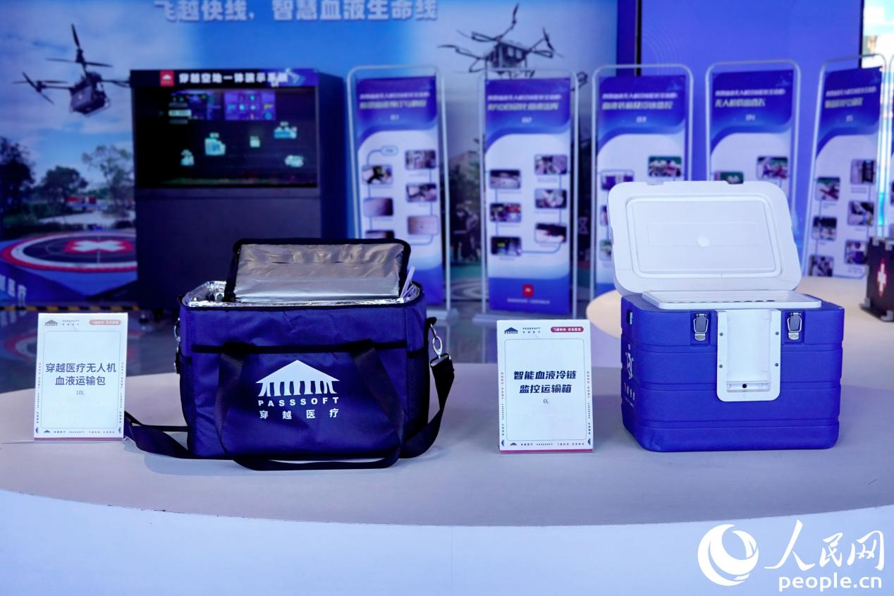 基于數(shù)據(jù)AI+無人機(jī)配送的“智慧送血”項(xiàng)目，能夠在15分鐘內(nèi)智能穿越城市上空，飛到急需用血的醫(yī)院。人民網(wǎng) 楊灝昱攝
