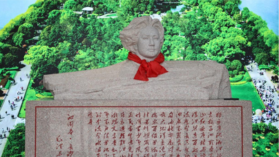 綠水青山里的“永定紅”“永定紅”是龍巖市永定區(qū)特產(chǎn)的一種顏色溫暖紅潤(rùn)的礦石，因結(jié)構(gòu)致密、質(zhì)地堅(jiān)硬、性能穩(wěn)定，成為優(yōu)質(zhì)的建筑石料。