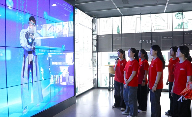 實(shí)踐隊(duì)師生在上海人民城市實(shí)踐展示館調(diào)研學(xué)習(xí)