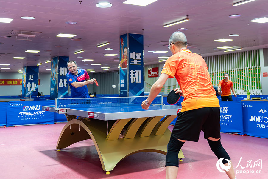 7月13日，福建晉江的安踏全民健身中心乒乓球館內(nèi)，一群乒友正在進(jìn)行日常乒乓球?qū)Υ蛴?xùn)練。實(shí)習(xí)生 林靜茹攝