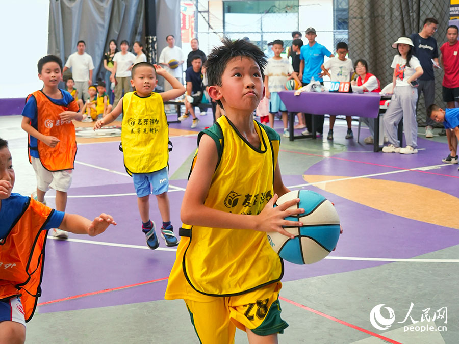 6月28日，在福建福州一處籃球公園，小朋友們正在進(jìn)行一場激烈的籃球比賽。實(shí)習(xí)生 梁珂源攝