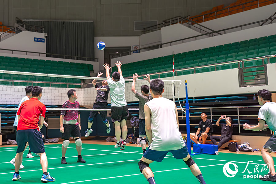 7月15日，位于福建福州的福建省奧林匹克體育中心，一群氣排球愛好者在一起打球。實(shí)習(xí)生 魏建燁攝