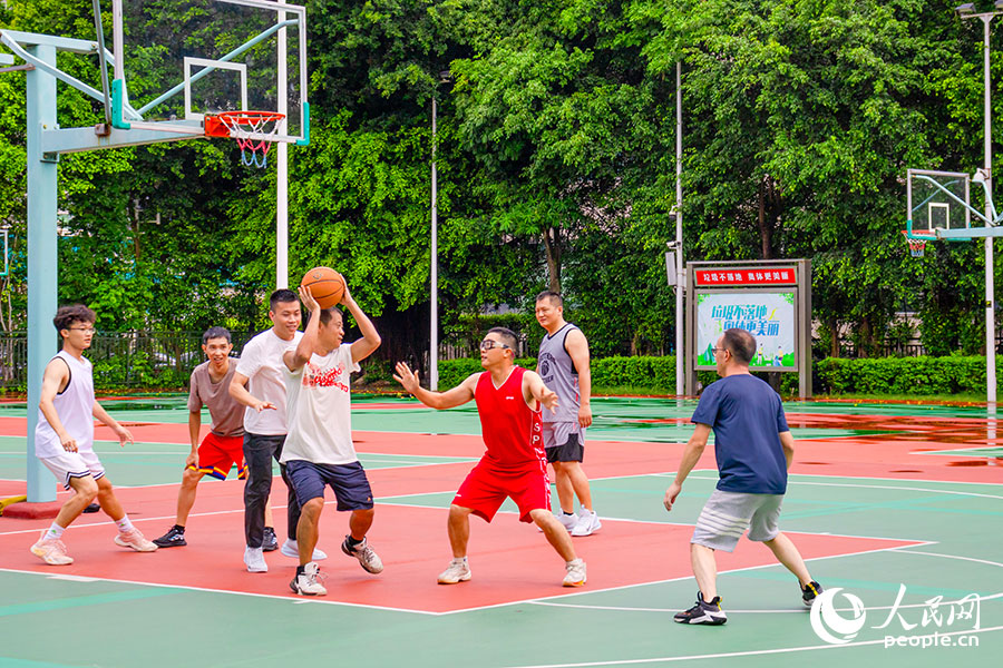 7月13日，位于福建福州的福建省奧林匹克體育中心籃球場，一群籃球愛好者正在進(jìn)行一場友誼賽。實(shí)習(xí)生 黃熙彥攝
