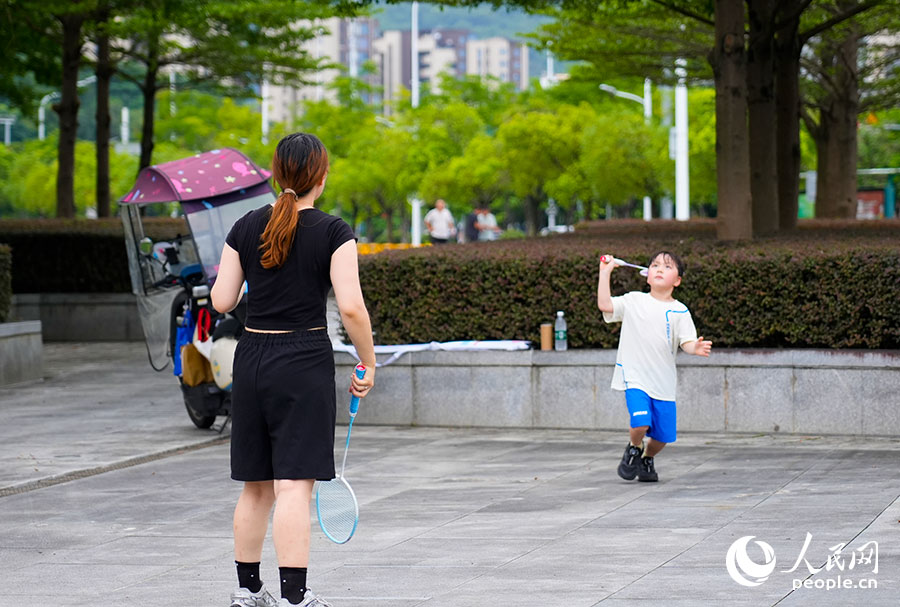 7月12日，在福州海峽奧林匹克體育中心，小朋友正在和媽媽打羽毛球。實(shí)習(xí)生 梁珂源攝