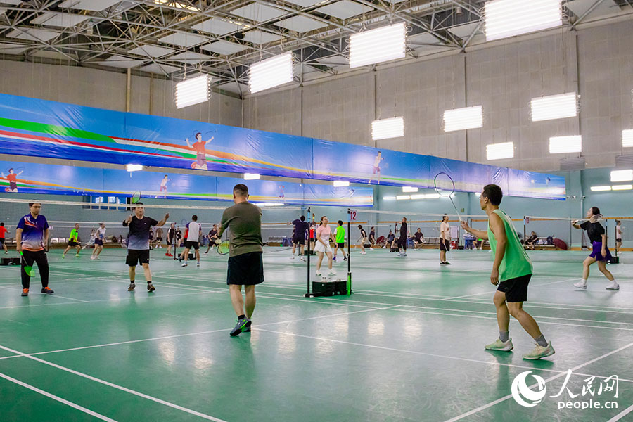 7月13日，位于福建福州的福建省奧林匹克體育中心的羽毛球場館，在周末迎來高峰，場地?zé)o一空閑。實(shí)習(xí)生 黃熙彥攝