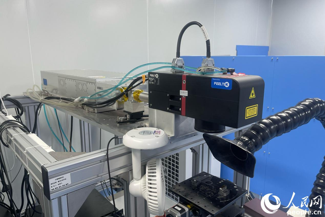 任策團隊自主研發(fā)的百瓦級皮秒激光器產(chǎn)品，穩(wěn)定性超過進口產(chǎn)品。人民網(wǎng) 謝星宇攝