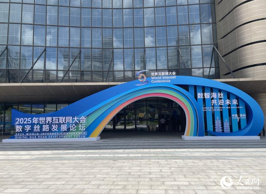 作為2025年世界互聯(lián)網(wǎng)大會(huì)數(shù)字絲路發(fā)展論壇的舉辦地，泉州全市產(chǎn)業(yè)數(shù)字化規(guī)模連續(xù)5年領(lǐng)跑全省。人民網(wǎng)記者 陳藍(lán)燕攝
