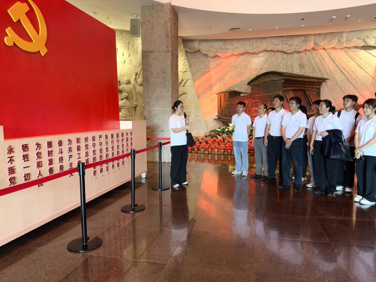 實踐隊師生參觀南湖革命紀念館