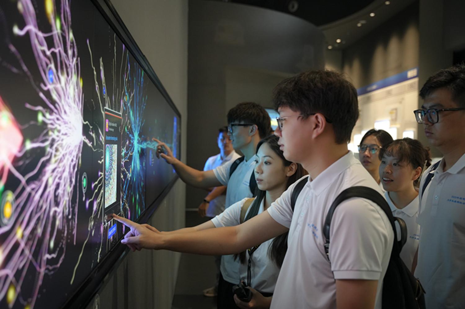 實踐隊師生參觀烏鎮(zhèn)世界互聯(lián)網(wǎng)科技館