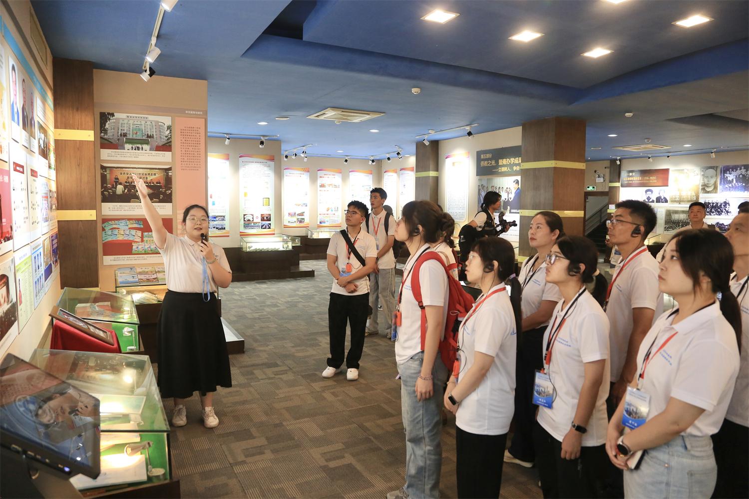 實(shí)踐隊(duì)師生在暨南大學(xué)校史館和華僑華人文獻(xiàn)館調(diào)研