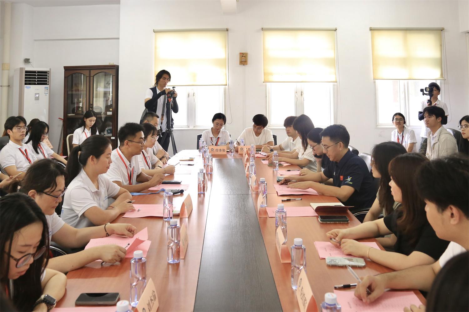 實(shí)踐隊(duì)師生在暨南大學(xué)開(kāi)展座談交流