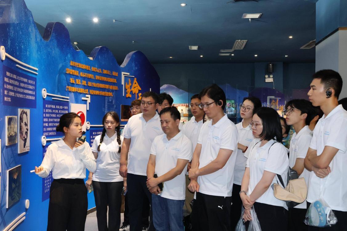 講解員為實(shí)踐隊(duì)講述南仁東先生的事跡