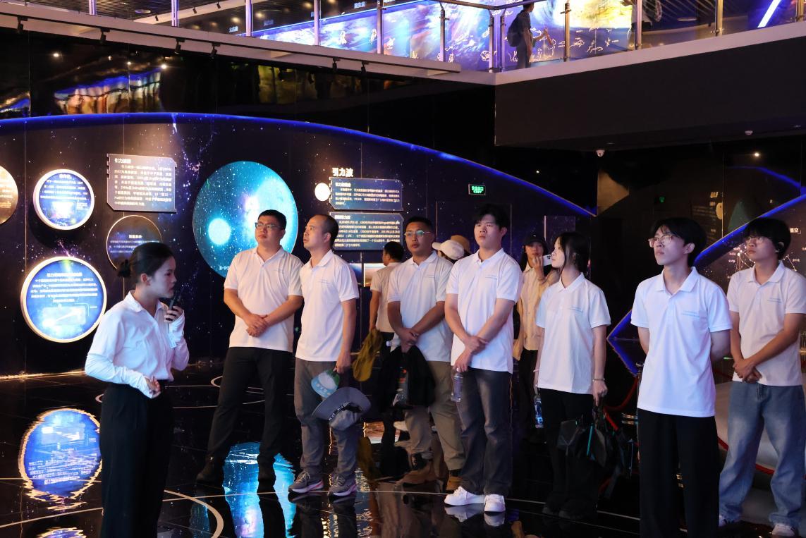 講解員為實(shí)踐隊(duì)員介紹天體現(xiàn)象