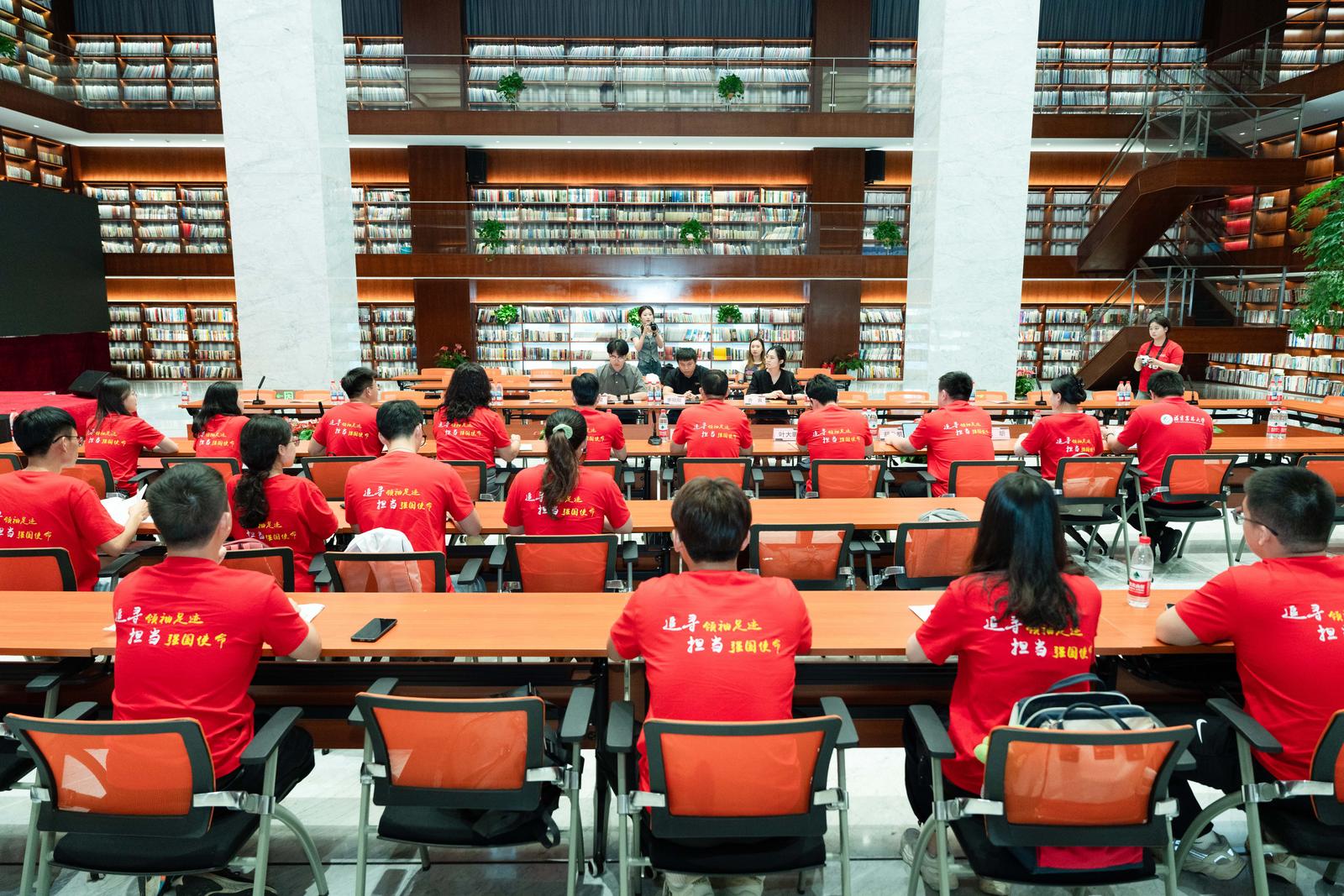 實(shí)踐隊師生在超星集團(tuán)開展調(diào)研