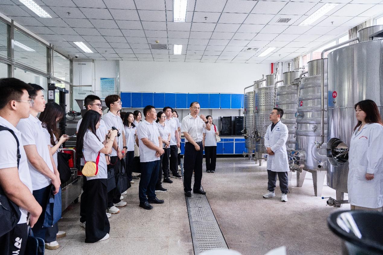 實(shí)踐隊師生參觀北京農(nóng)學(xué)院國家大學(xué)科技園