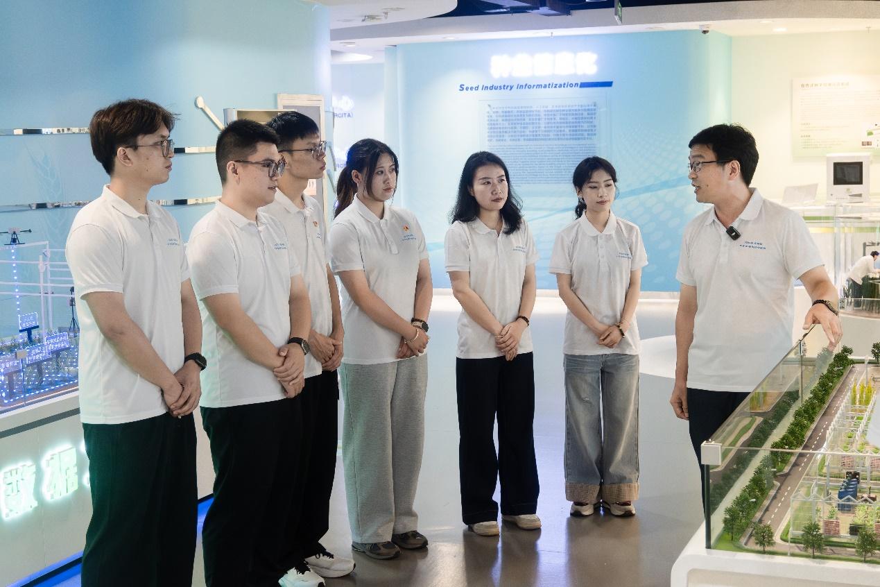 福建農(nóng)林大學(xué)學(xué)科雙帶頭人黨支部書記葉大鵬開展現(xiàn)場教學(xué)