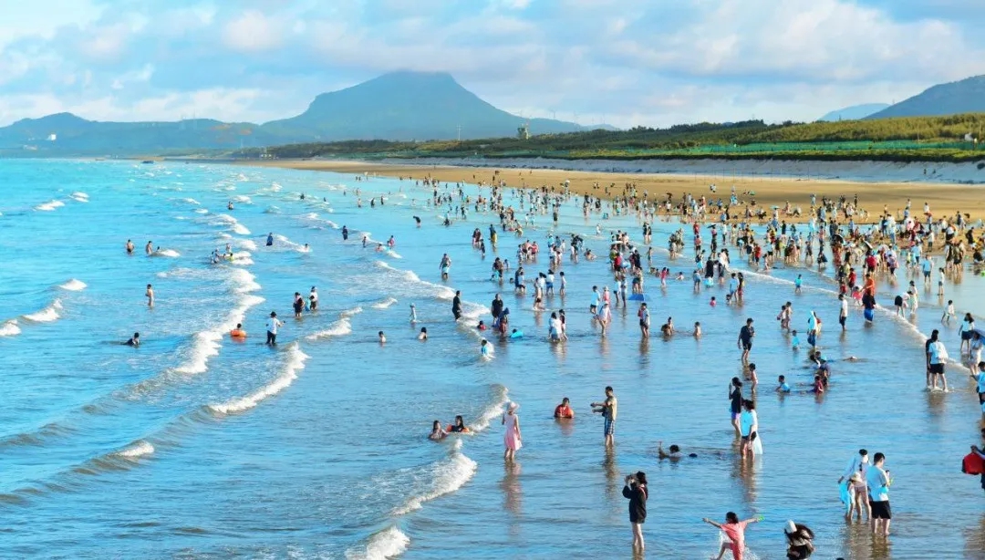 下沙海灘游人如織。長樂區(qū)融媒體中心供圖