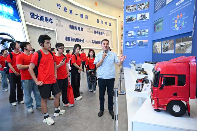 實(shí)踐隊(duì)聽取陜汽集團(tuán)講解員介紹重卡商用車