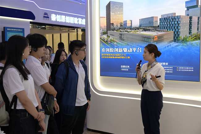 實(shí)踐隊(duì)聽取秦創(chuàng)原總窗口講解員介紹成果轉(zhuǎn)化相關(guān)政策