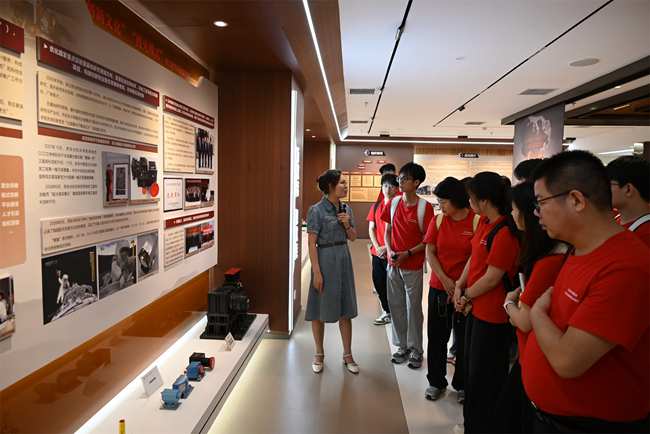 實(shí)踐隊(duì)聽取講解員介紹西安光機(jī)所的歷史