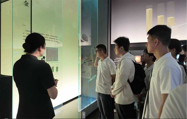 實(shí)踐隊(duì)走進(jìn)寶雞青銅器博物院聽取講解員的介紹