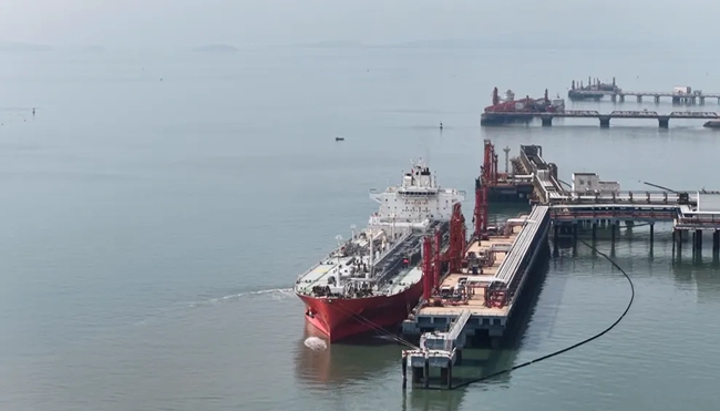 巴拿馬籍液化氣船“尖峰汽船”輪靠泊在中燃湄洲灣5萬噸級液化烴專用碼頭