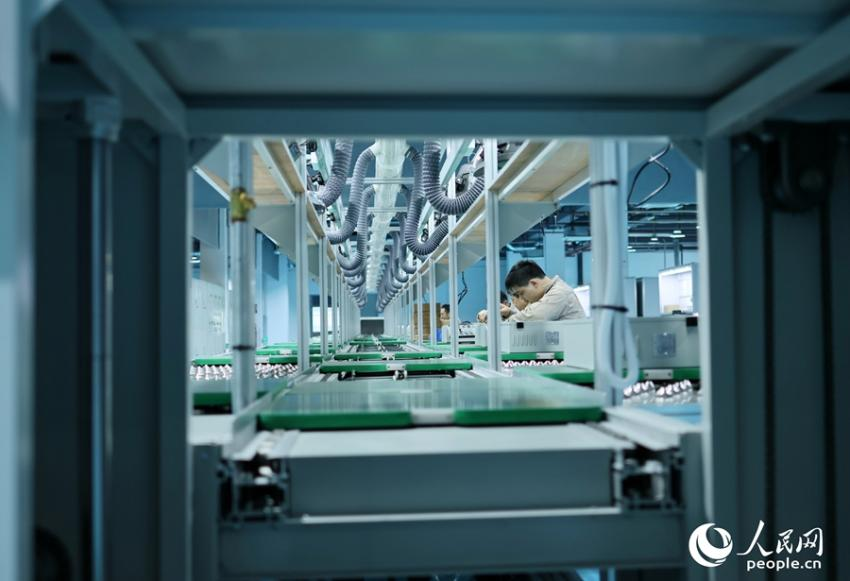 和盛高科閩電盛元分公司智能化生產(chǎn)車間。人民網(wǎng) 李昌乾攝