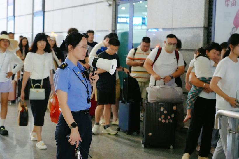 廈門站工作人員在站臺引導(dǎo)旅客有序出站。安昕宇攝