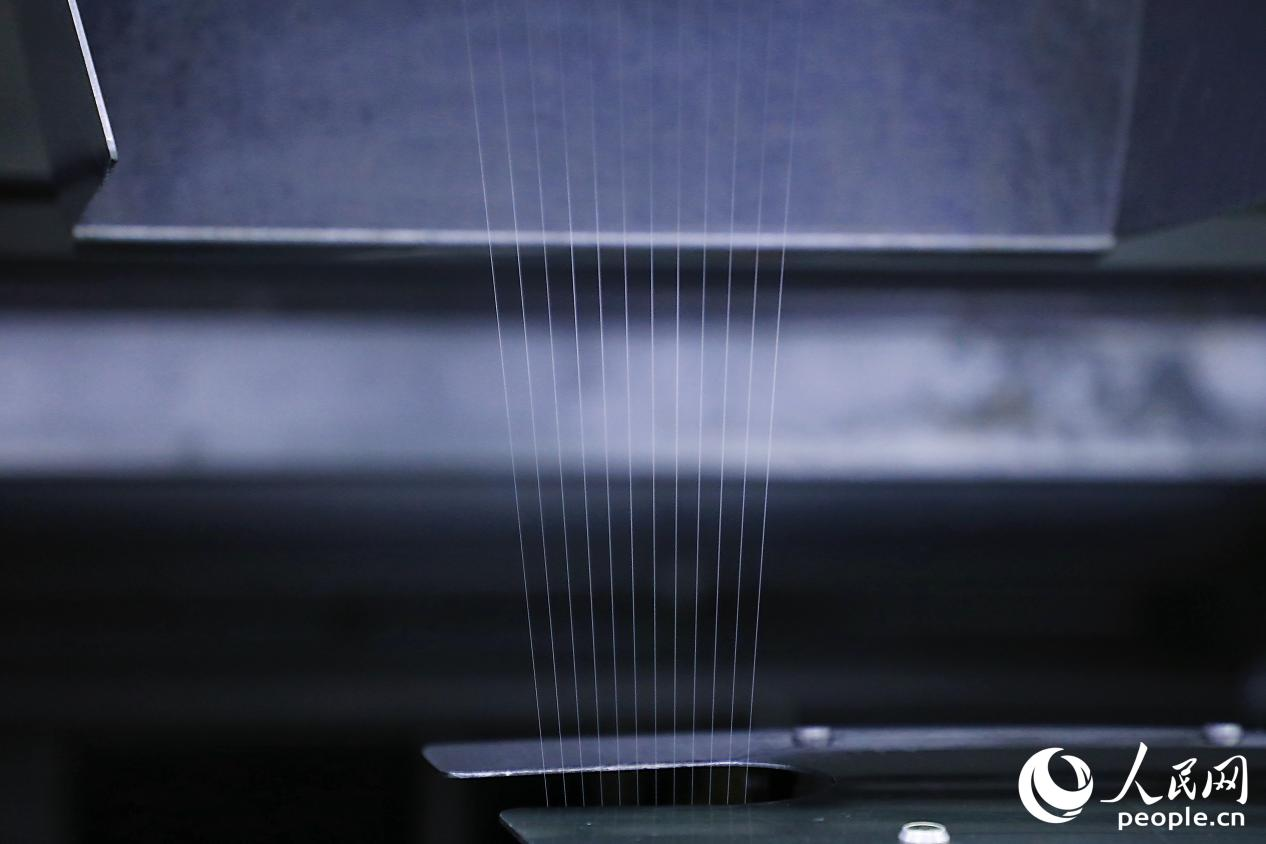 錦綸紗線在紡織設(shè)備上高速運轉(zhuǎn)。人民網(wǎng) 李唯一攝