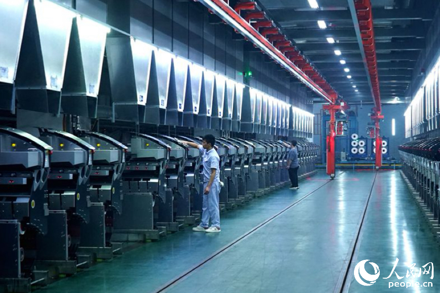 工作人員正在維護生產(chǎn)車間內(nèi)的智能化設(shè)備。人民網(wǎng)記者 蘭志飛攝