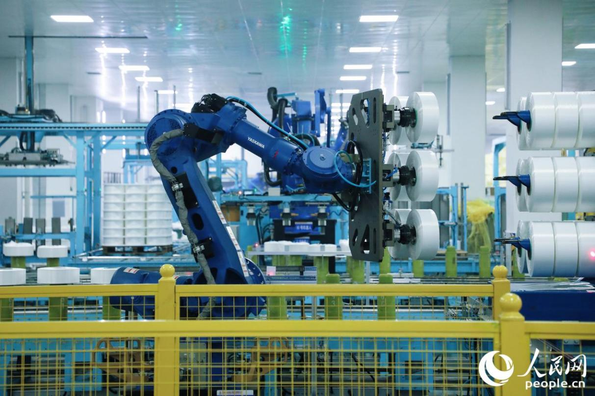 生產(chǎn)車間的智能化設(shè)備。人民網(wǎng) 李唯一攝