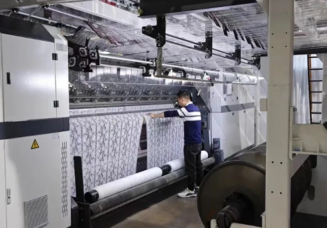 蕾絲花邊織造現(xiàn)場(chǎng)。長(zhǎng)樂區(qū)融媒體中心供圖