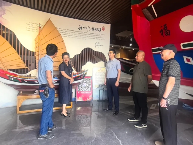 市級派駐泉港文化特派員、泉州畫院負責人林建平和區(qū)級文化特派員到福船文化館參觀指導