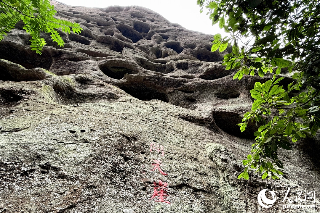 山體上的千溝萬壑由自然風化而成。實習生 林翔攝