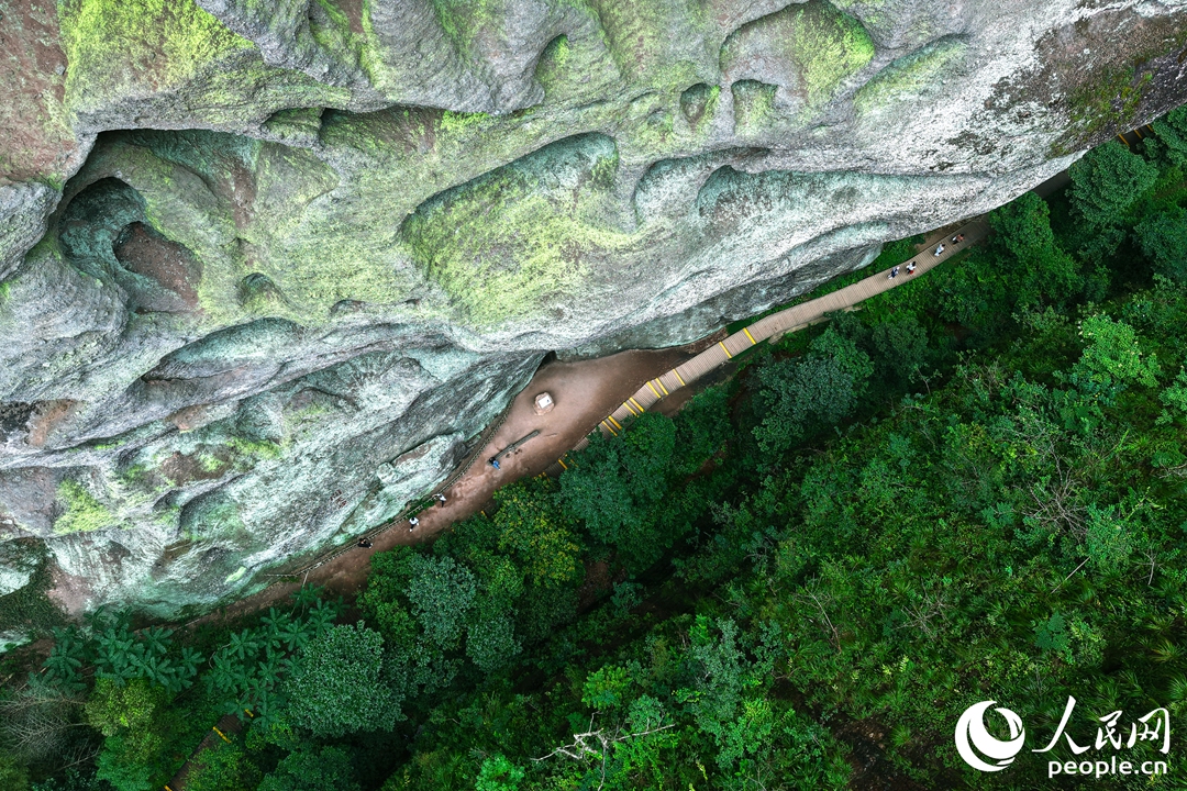 俯瞰問天崖。人民網(wǎng) 李昌乾攝