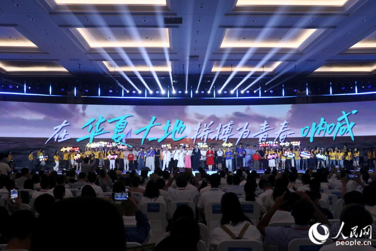 兩岸青年合唱主題曲《青春海峽》。實(shí)習(xí)生 薛之睿攝