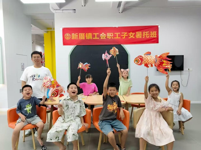 寓教于樂，職工子女于暑托班做手工。福清市新厝鎮(zhèn)供圖