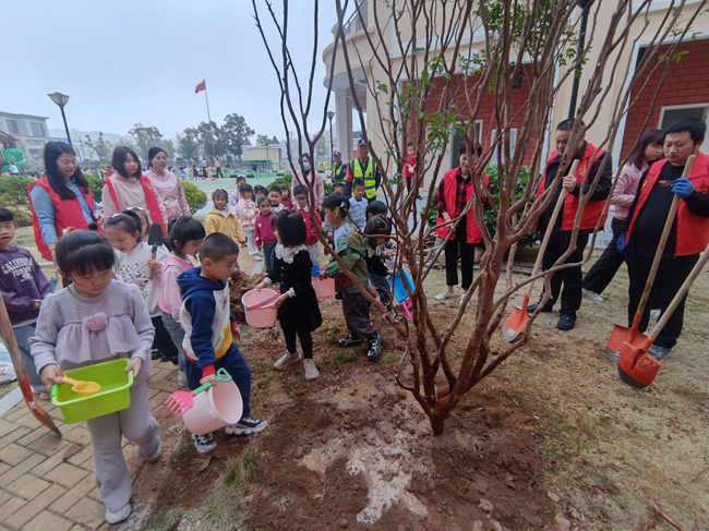 政校企三方聯(lián)動(dòng)，召集“紅色合伙人”共赴植樹現(xiàn)場(chǎng)為大地添綠。福清市新厝鎮(zhèn)供圖