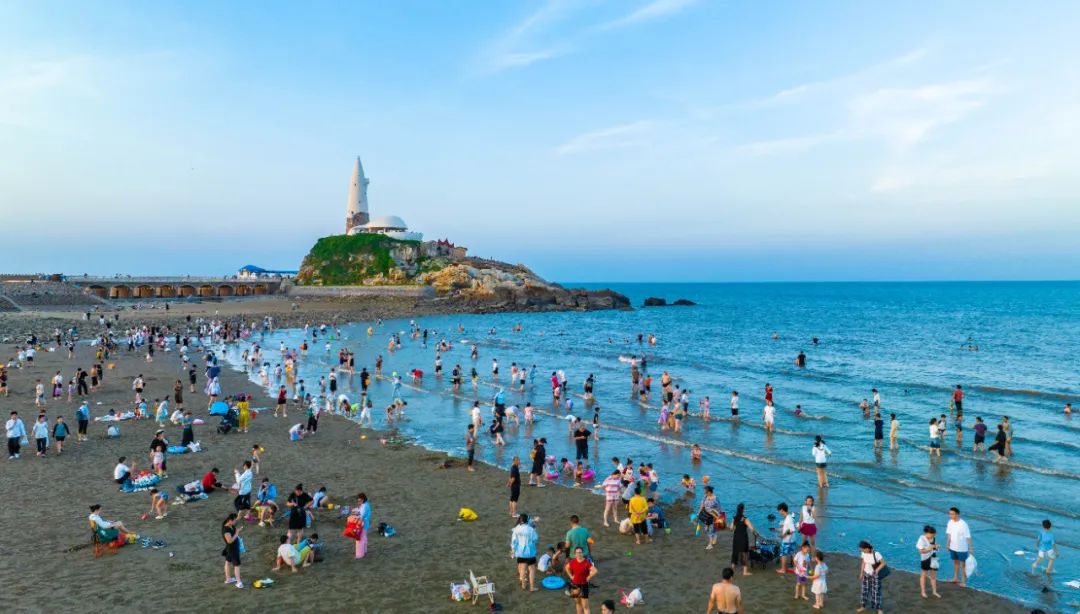 下沙沙灘上熱鬧非凡。林雙偉攝