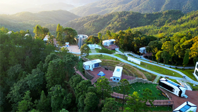 小鳥銜來“致富經(jīng)”位于福建三明西北部的明溪縣是我國(guó)南方重點(diǎn)林區(qū)縣之一，“綠色寶庫”里就屬樹和鳥雀多，這里有記錄的野生鳥類達(dá)345種。