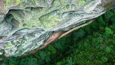 福建泰寧：“好生態(tài)”帶來“好日子”泰寧丹霞地貌總面積234.87平方公里，是“中國(guó)丹霞”世界自然遺產(chǎn)的組成部分，全縣森林覆蓋率近80%，負(fù)氧離子含量達(dá)每立方厘米8萬~12萬個(gè)。