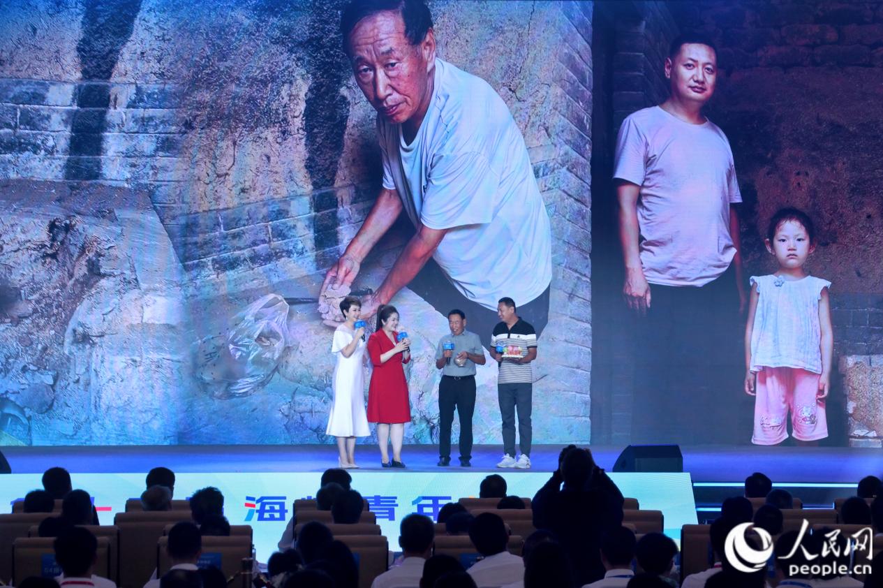 翟翟和她的河南親人講述他們的尋根故事。實(shí)習(xí)生 薛之睿攝