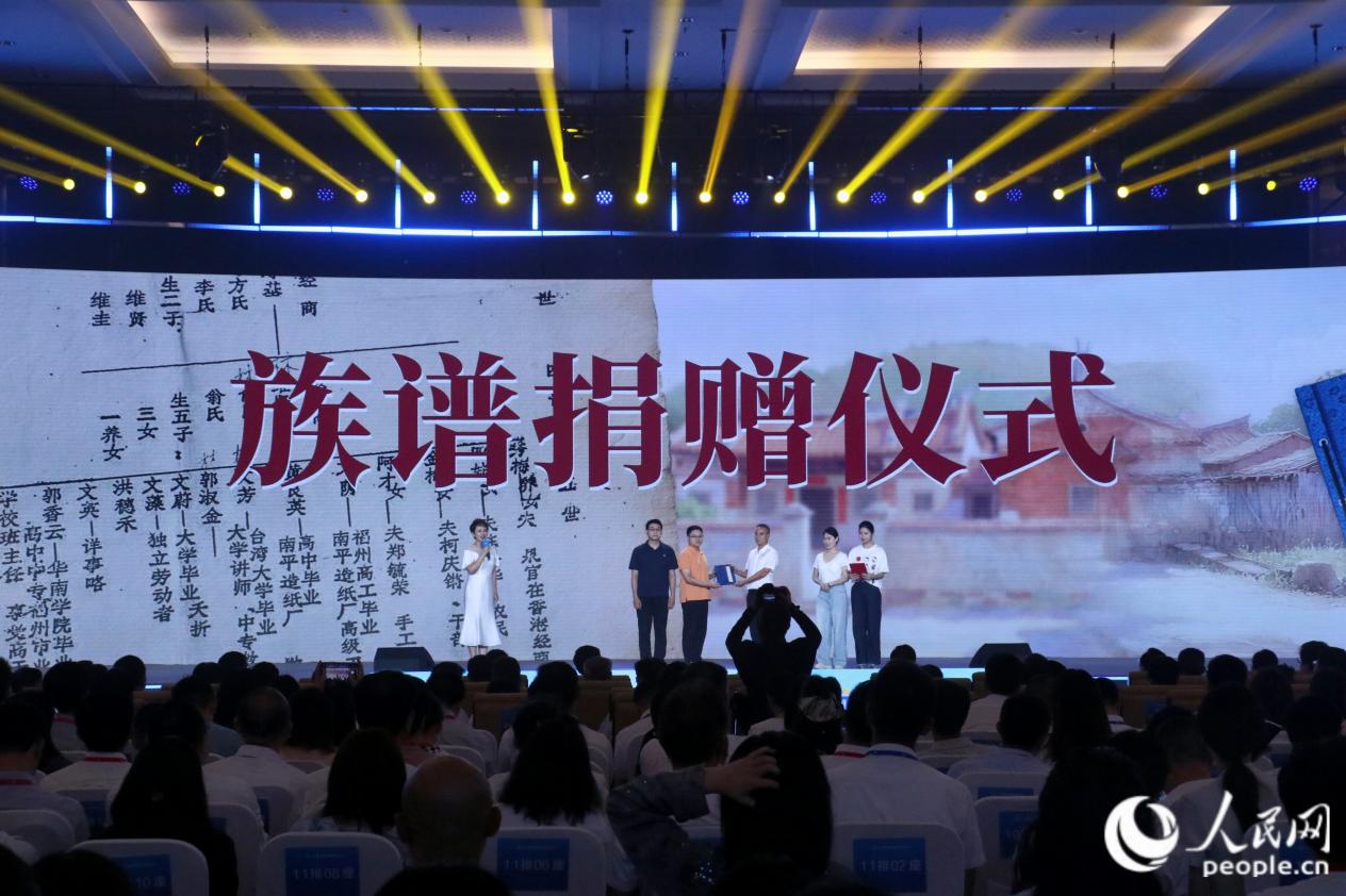 林家兩兄弟現(xiàn)場(chǎng)捐贈(zèng)族譜的仿真件。實(shí)習(xí)生 薛之睿攝