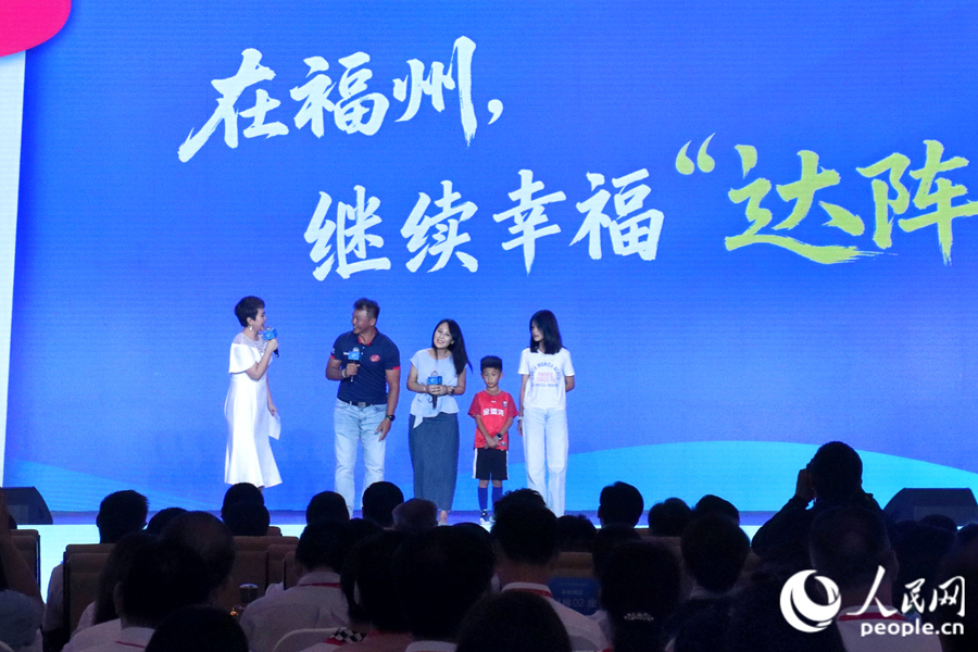 康永明一家講述自己的“登陸”故事。實(shí)習(xí)生 薛之睿攝