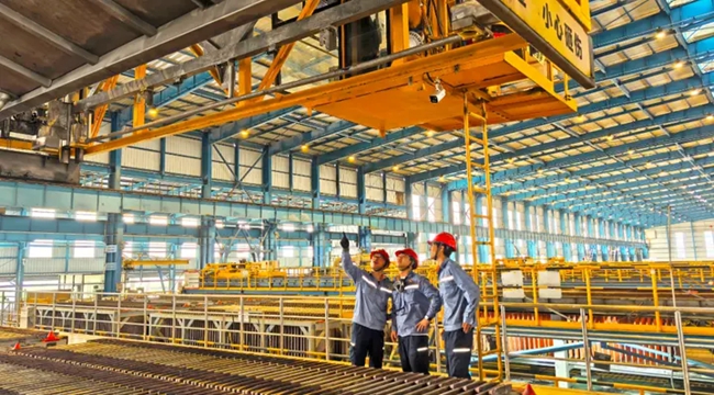 中銅東南銅業(yè)設(shè)備管理人員檢查電解廠行車運行情況。中銅東南銅業(yè)供圖