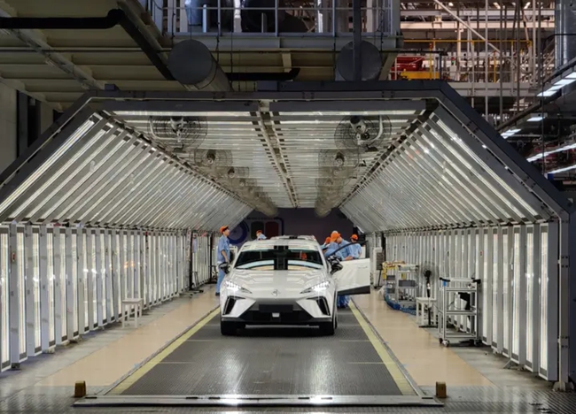 在上汽寧德基地總裝車間，技術(shù)工人對車輛進(jìn)行出廠前的檢測工序。龔鍵榮攝