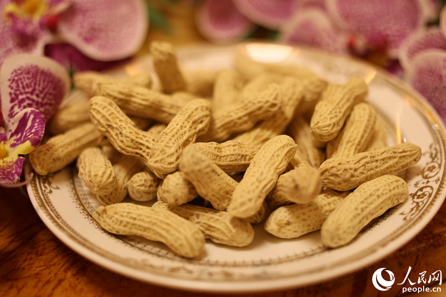 “鷹鉤鼻、楊柳腰、多胞胎、紅外套”是當(dāng)?shù)厝藢?duì)賴坊花生特點(diǎn)的總結(jié)。人民網(wǎng) 李昌乾攝