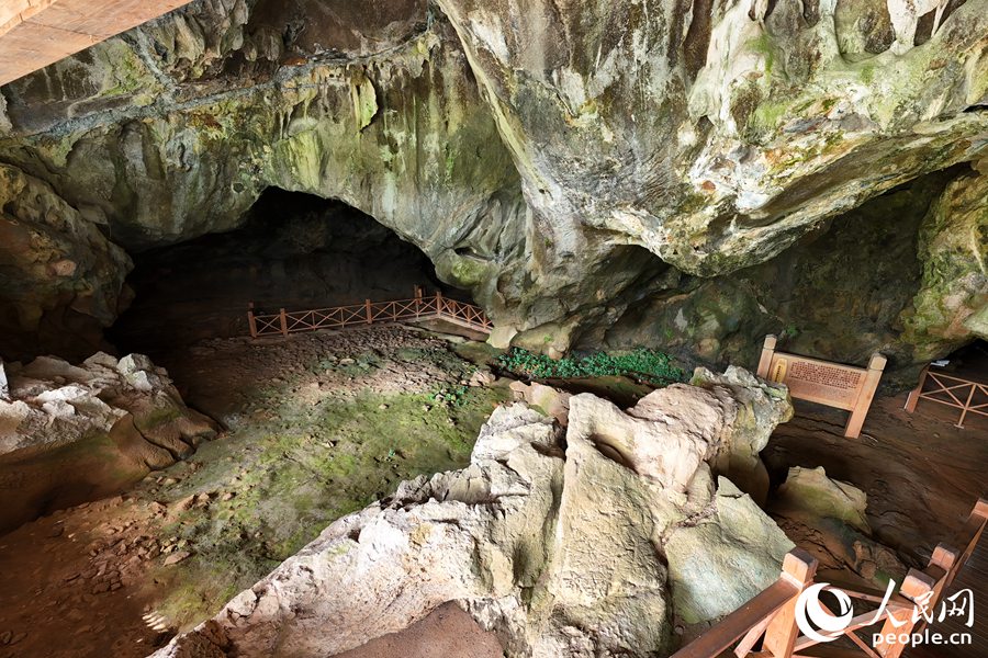 在船帆洞內發(fā)現的距今四萬年的人工石鋪地面為國內首次發(fā)現，世界罕見，是人類建筑的萌芽狀態(tài)。人民網 李昌乾攝