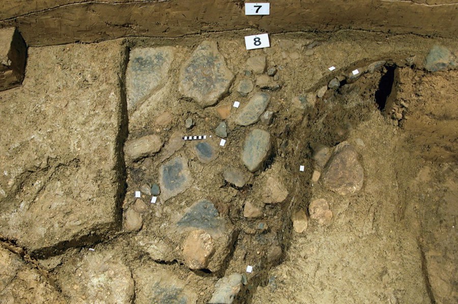 船帆洞內石鋪地面遺跡。萬壽巖遺址博物館供圖